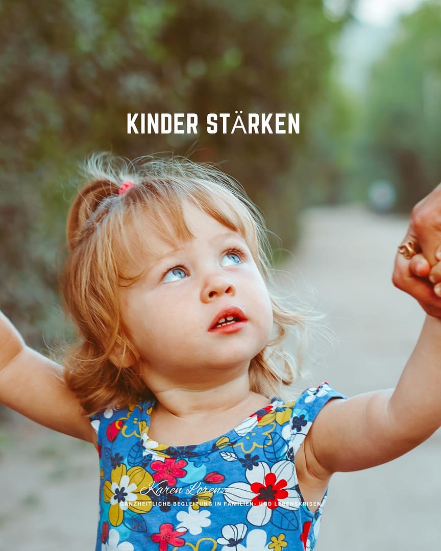 Erstgespräch - Kind im bunten Kleid Kinder stärken