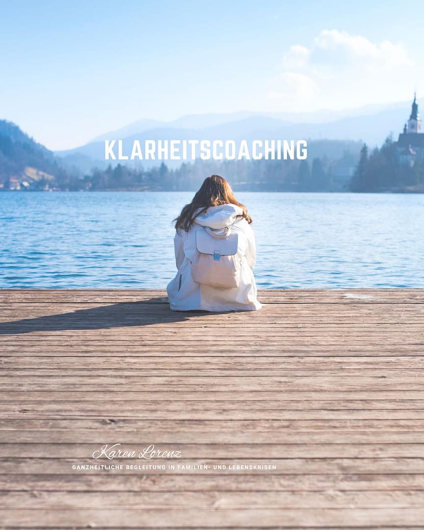 Erstgespräch - Frau sitzt auf Steg am See Klarheit finden